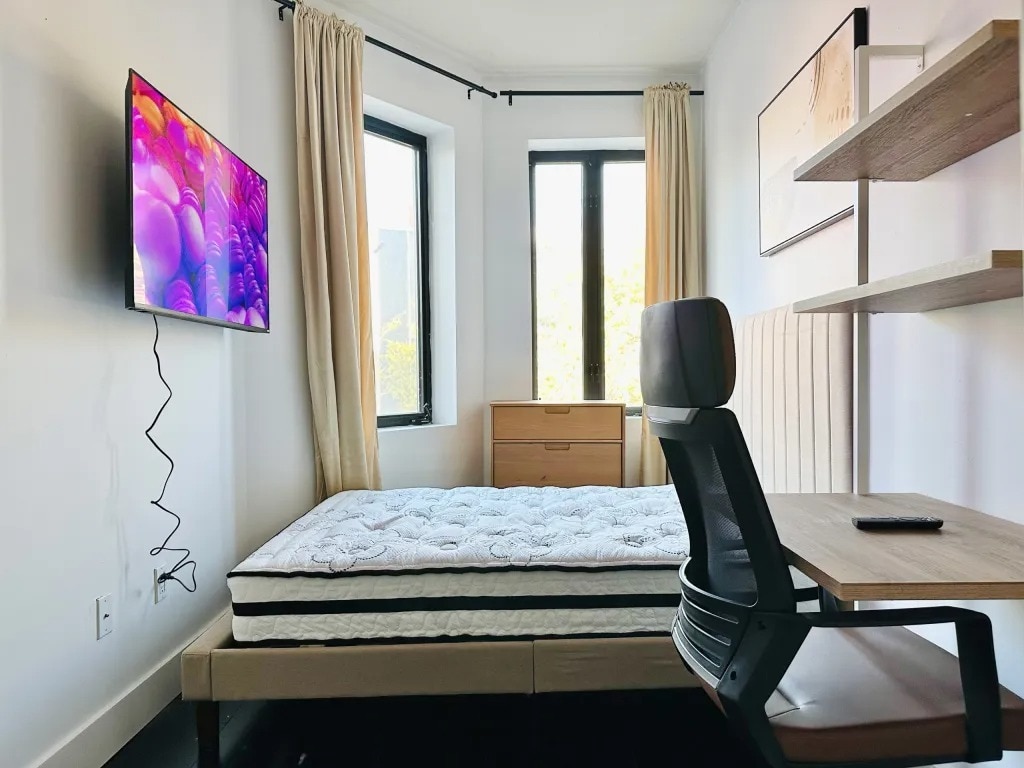 Building Photo - Furnished room/NOT APARTMENT