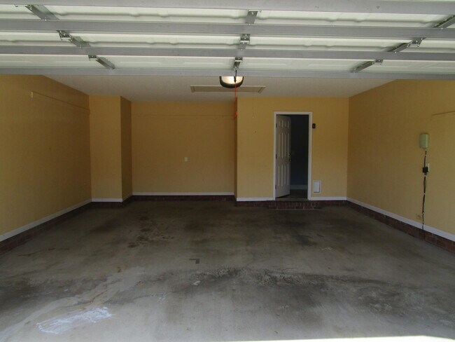 Building Photo - 601 Brushwood Dr