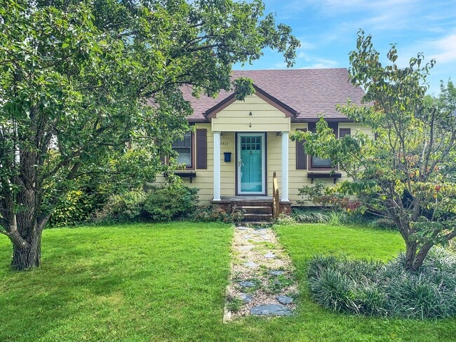 Primary Photo - Charming 2 Bed/1 Bath Bungalow in Lakeside!