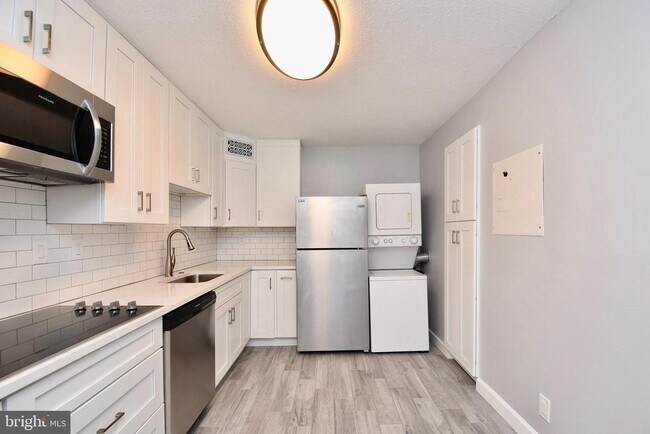 Building Photo - 307 Yoakum Pkwy