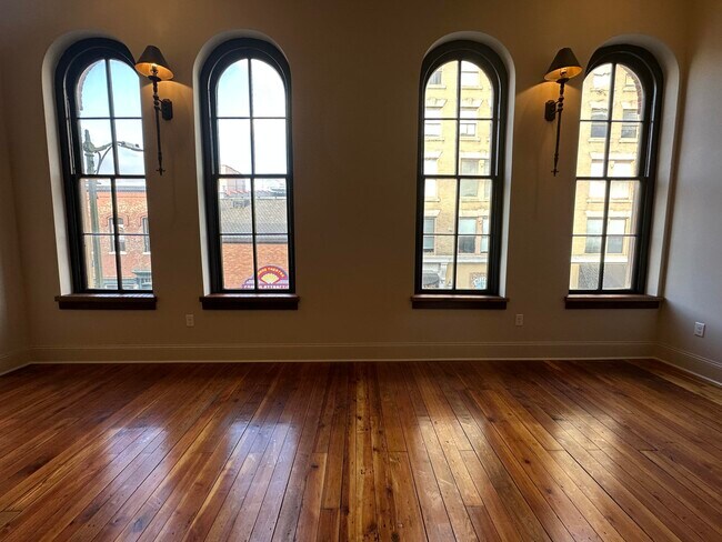 Building Photo - 307 W Main St