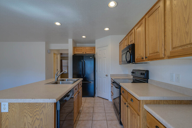 Building Photo - 3 Bedroom 2.5 Bathroom - Hidden Valley Tow...