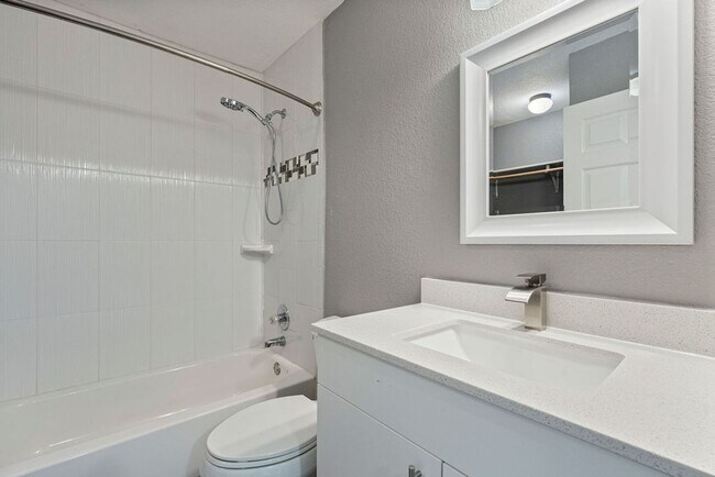 Building Photo - Don't Miss Out On This Spacious 3bd/2bath Home!