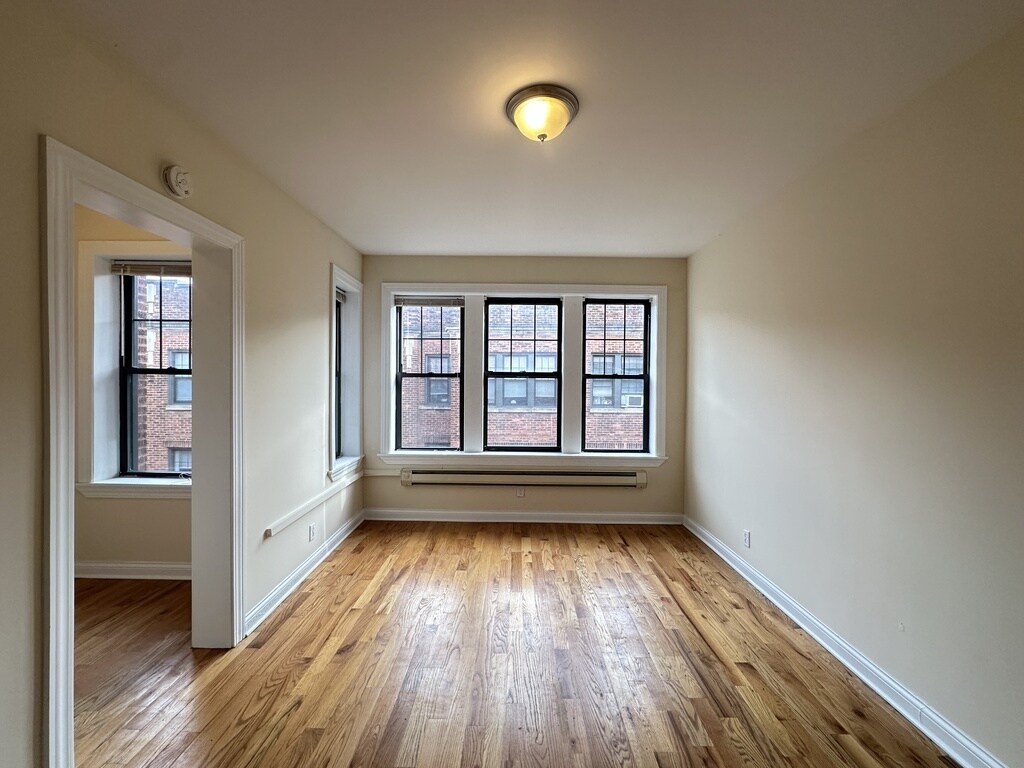 Building Photo - 4211 N Wolcott Ave