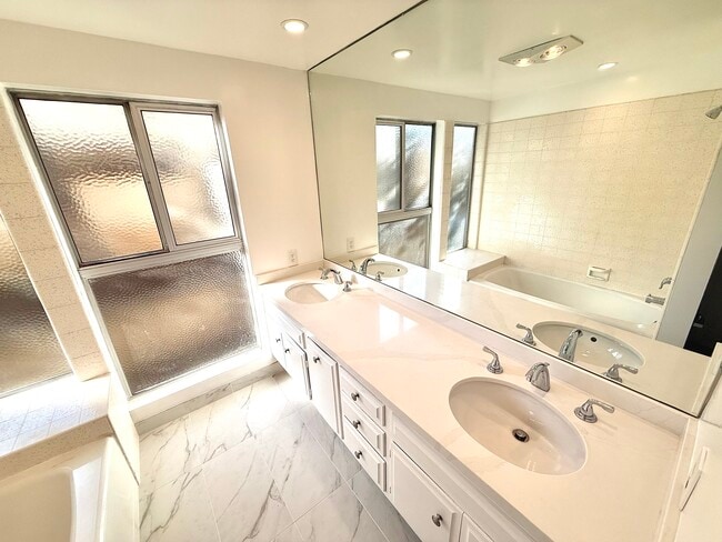 Building Photo - 490 Starlight Crest Dr