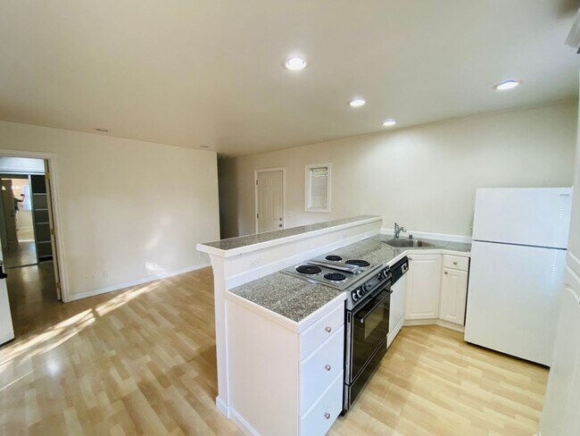 Building Photo - One Bedroom Cottage Style Home in Central Everett