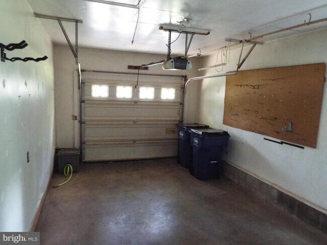 Building Photo - 121 Greenfield Rd