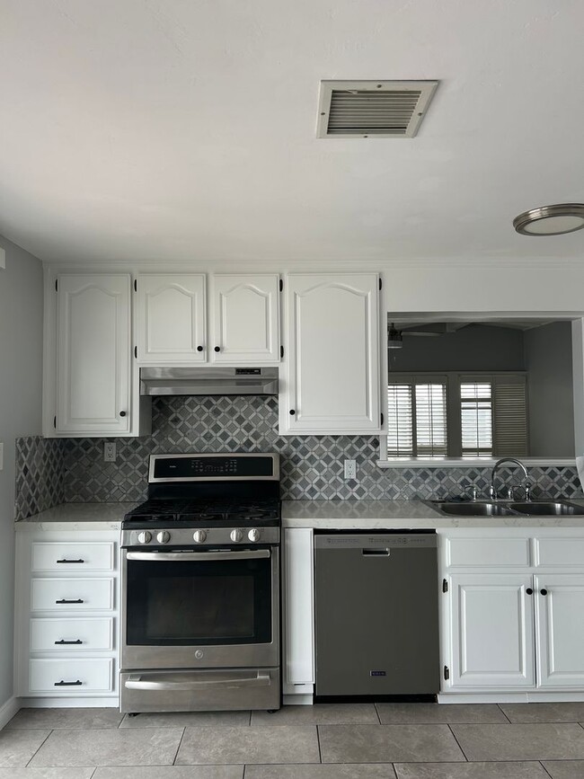 Building Photo - 4 BR/2 BA House