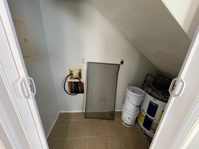 Building Photo - 3505 N 23rd Ln, unit 210