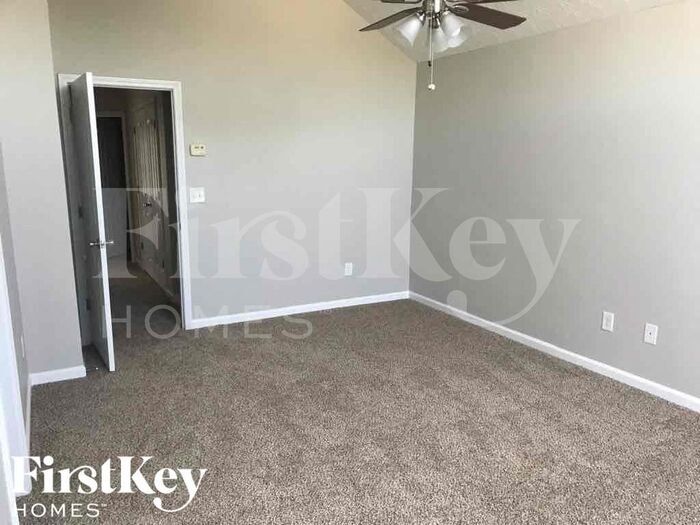 Building Photo - 419 Lake Ridge Ln