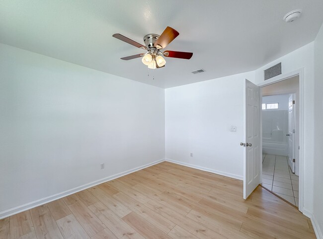 Building Photo - Renovated 3/2 House w/ New Paint/Flooring,...