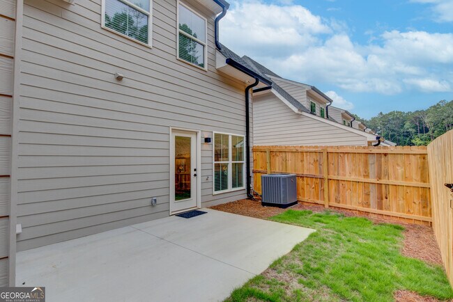 Building Photo - 119 Chateau Dr SE