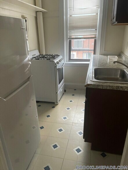 Building Photo - 352 Riverway