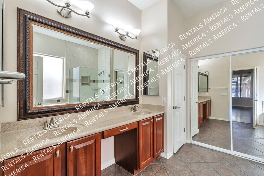 Building Photo - 561 E Via Puente De La Lluvia