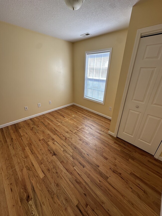 Building Photo - 8 Townview Dr