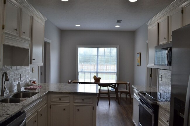 Building Photo - 109 Stratford Dr