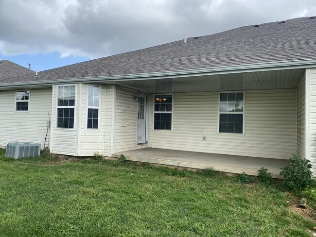 Building Photo - 813 Foxx Dr