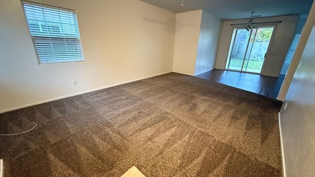 Building Photo - 3 Bedroom, 2 Bathroom Home in Desirable Tulare Neighborhood