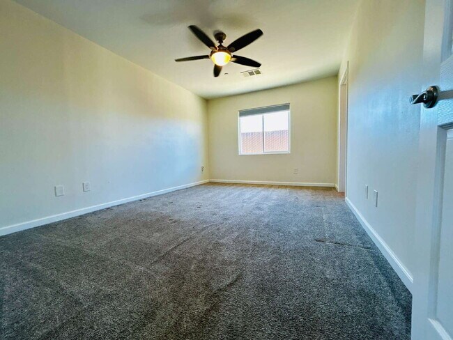 Building Photo - Gorgeous 3 bd, 2.5 ba on 1 acre