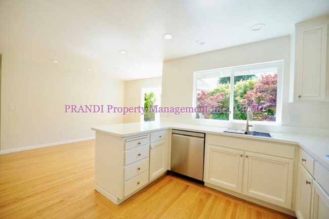 Building Photo - Gorgeous Home in Sought After Larkspur Nei...