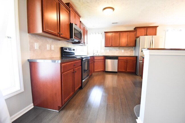 Building Photo - 3 Bedroom 2 Bath Home-Pets Allowed