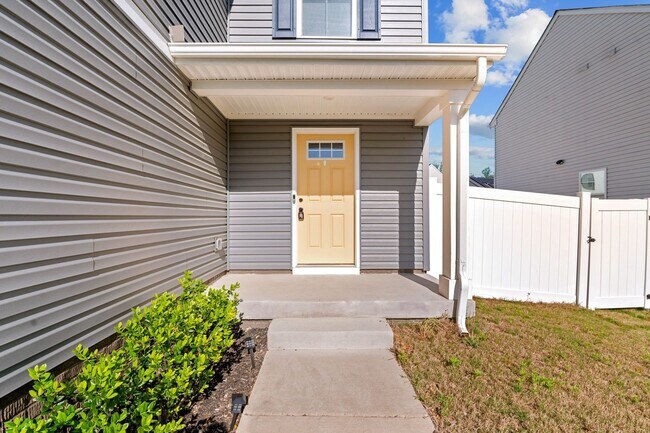 Building Photo - YORK COUNTY 4Bdrm w/Fenced BCKYD.