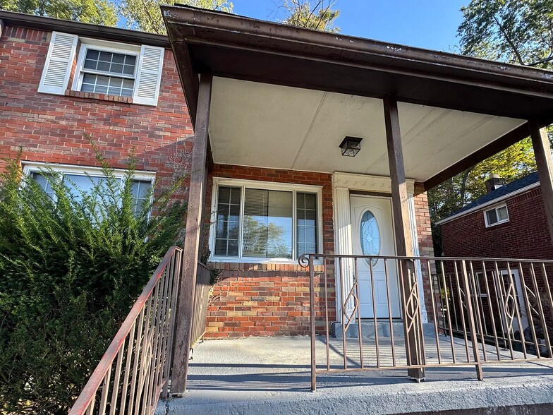 Building Photo - 233 Saylong Dr