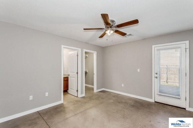 Building Photo - 3 bedroom 2 bath duplex