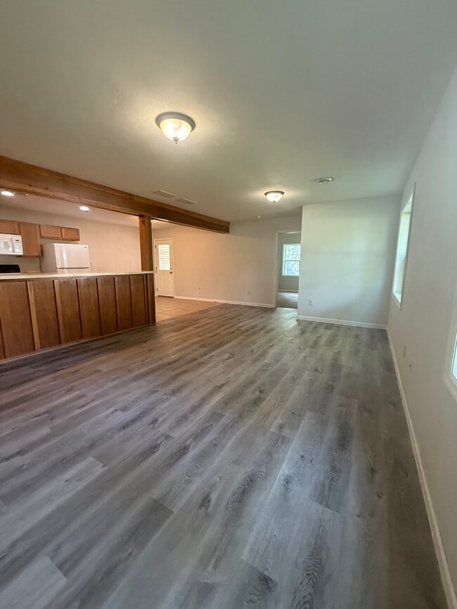 Building Photo - 527 W Harper St