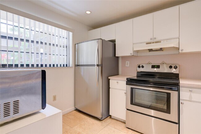 Building Photo - 10835 SW 112th Ave