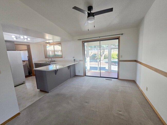 Building Photo - 164 N Harbor St