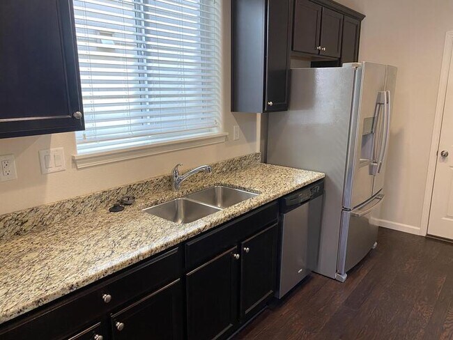 Building Photo - 3395 SE Meadowview Way