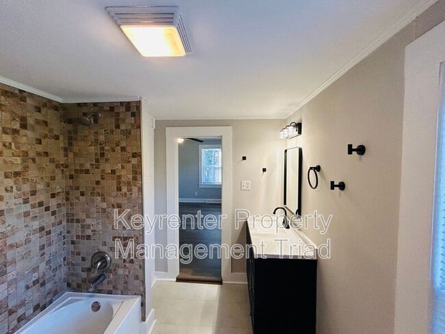 Building Photo - 5087 Meadowbrook Dr
