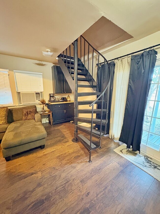 Building Photo - Fully Furnished 2/1