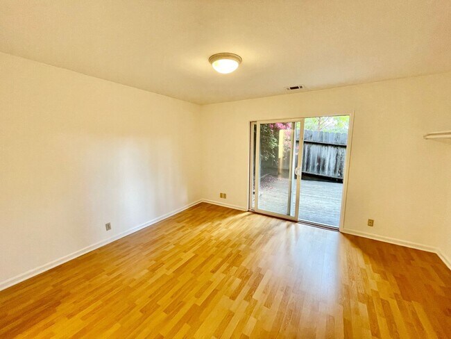 Building Photo - Spacious 3BR/2BA Potrero Hill Townhouse Ho...