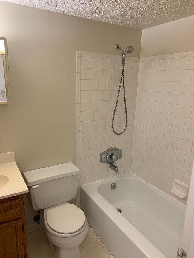 Building Photo - 2 Bedroom, 2 Bath Apartment, with Communit...