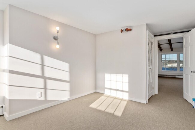 Building Photo - 205 Market St