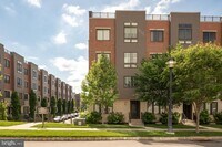 Building Photo - 1001 Lakeview Ct
