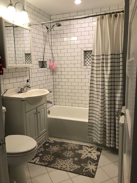 Building Photo - 329 Spring St