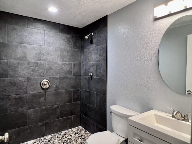 Building Photo - Beautifully Maintained 4BR/3.5BA Townhome with Finished Basement in Prime Aurora Location w/2-Car...