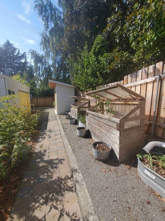 Building Photo - 3623 Woodlawn Ave N