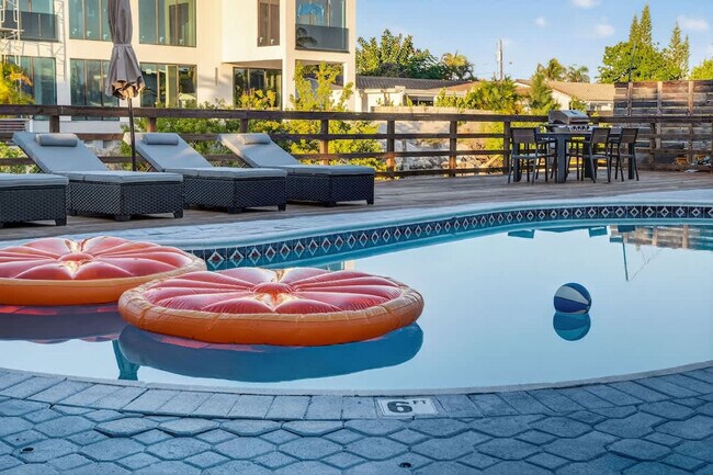 Building Photo - 2365 NE 195th St