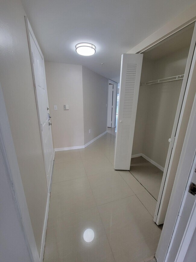Building Photo - 1400 Crestwood Ct S