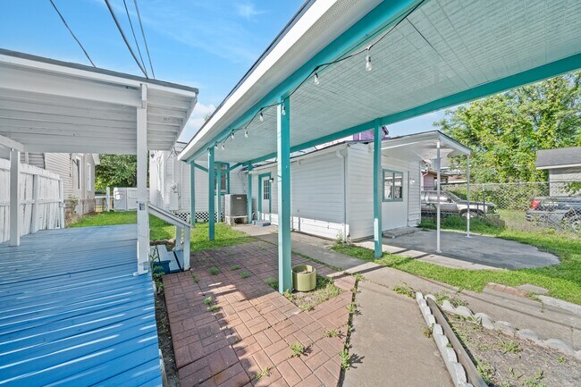 Building Photo - 2823 Bernardo De Galvez Ave