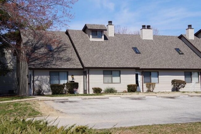 Primary Photo - 818 White Oak Dr