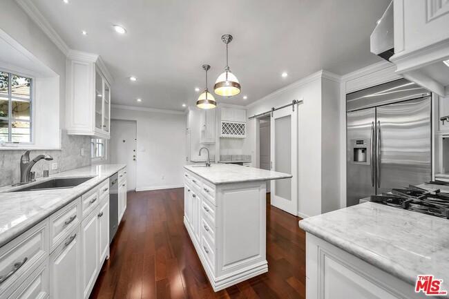 Building Photo - 618 N Rodeo Dr