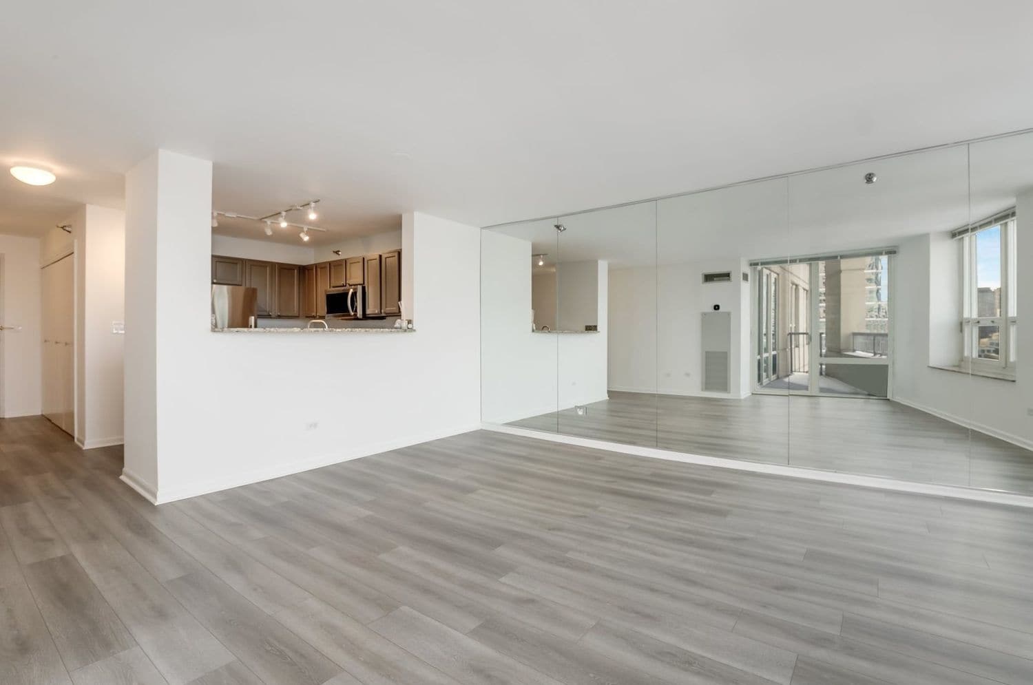 Building Photo - 345 N La Salle Dr