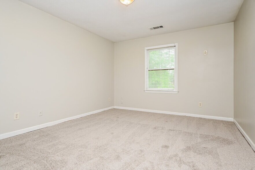 Building Photo - 564 Clubhouse Dr SE
