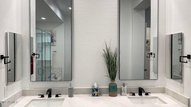 Building Photo - 8543 W Palo Verde Dr