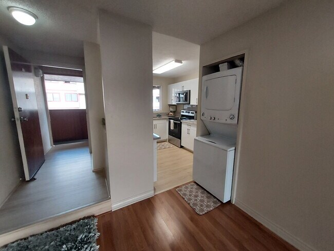 Building Photo - Renovated 2br/1ba/2pkg 3rd Fl Townhome
